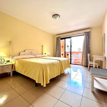 Апартаменты Junior Pool-sea View, Wifi And Heated Pool In Tenerife South Сан Мигель